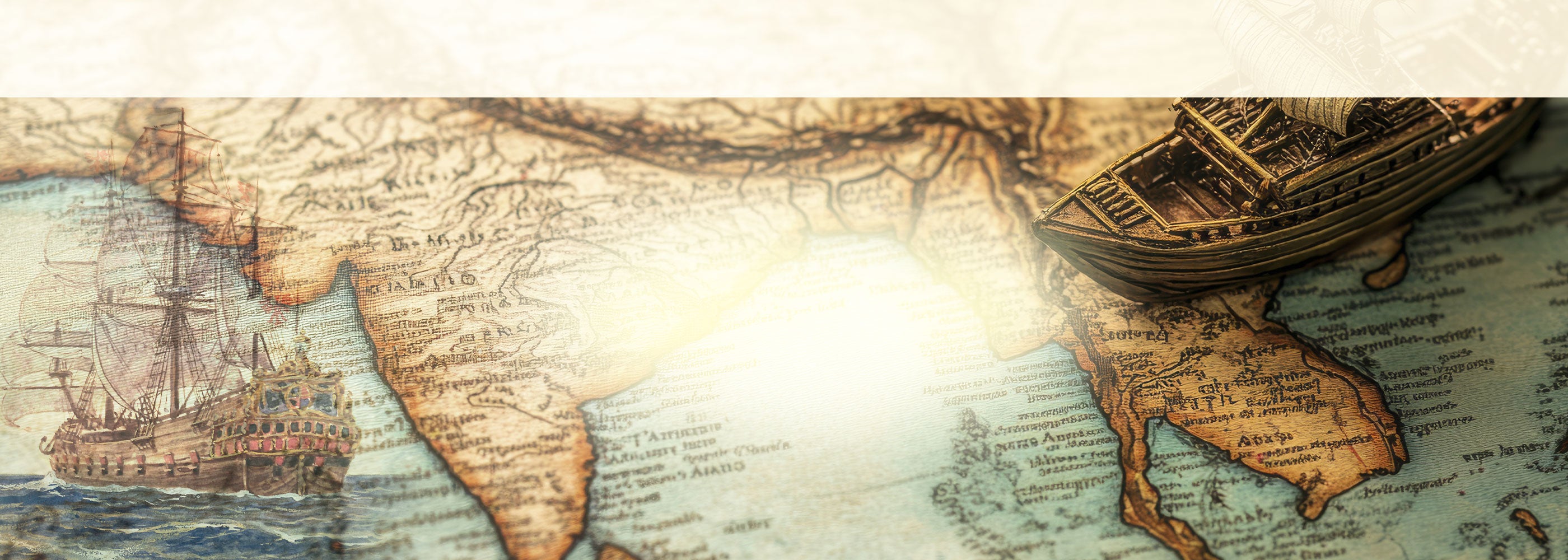 Bild einer alten Seekarte mit einem kleinem Segelbootmodell darauf